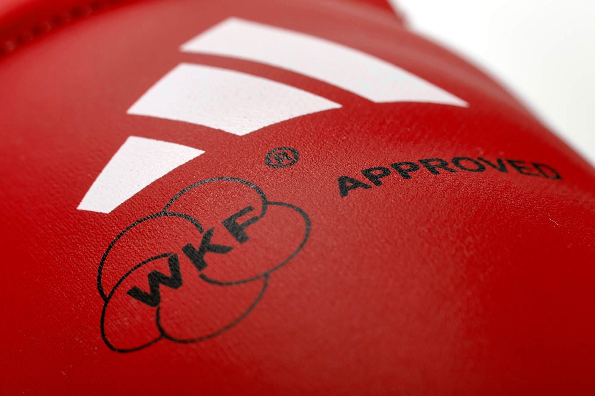 Adidas ščitniki za nart, odobreni s strani WKF, rdeči