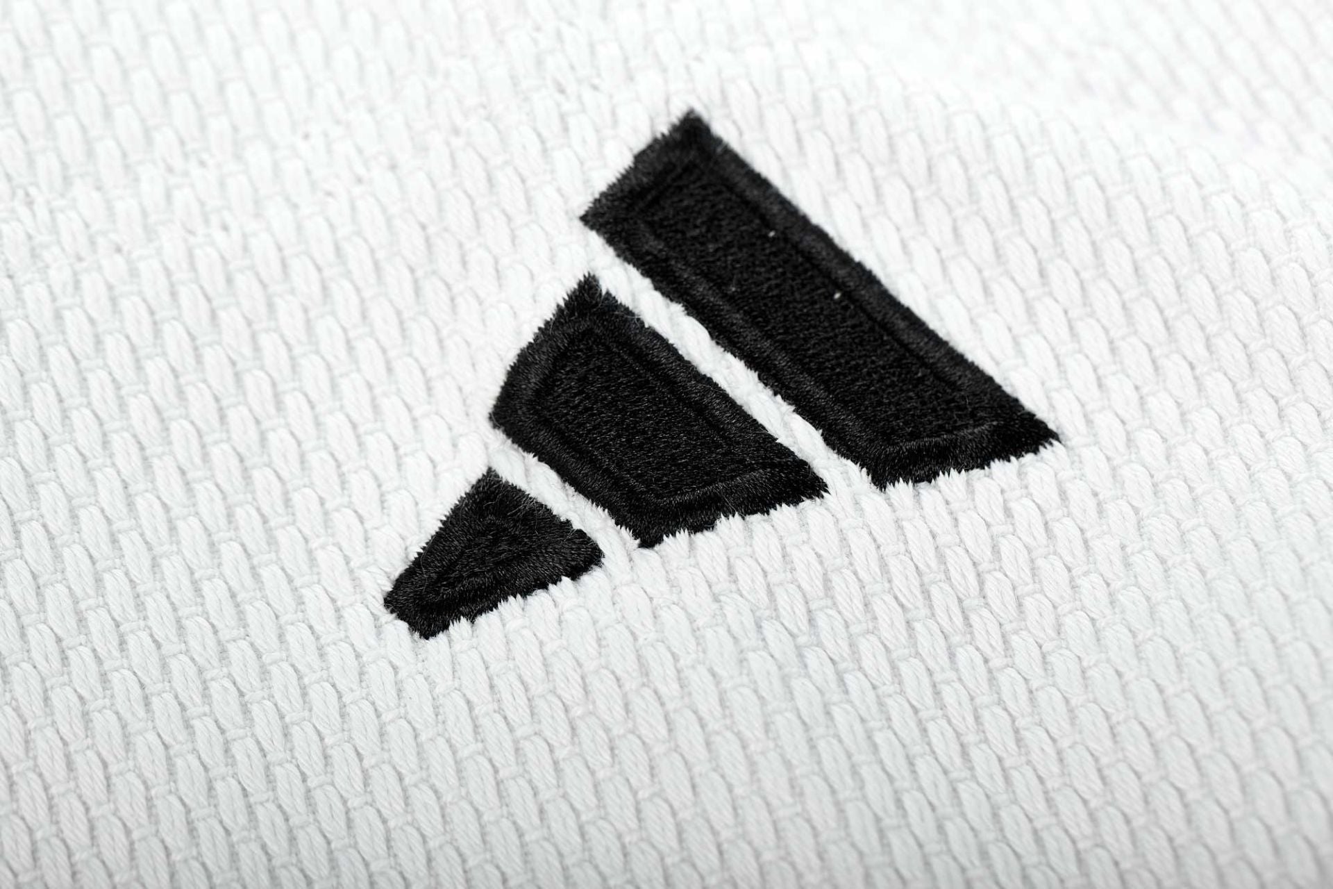 Adidas JU kimono Champion III IJF 750g, biele